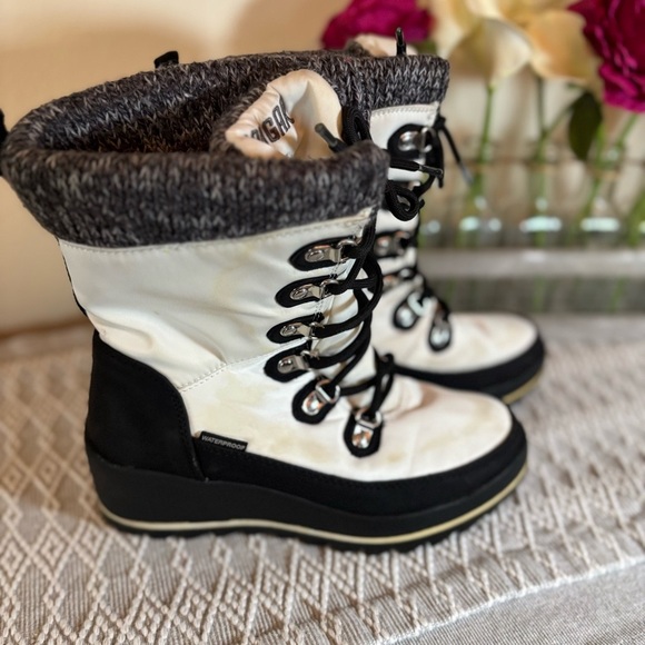 Cougar Waterproof Layne Wedge Winter Boots Size 7. Black and White. - Picture 4 of 12